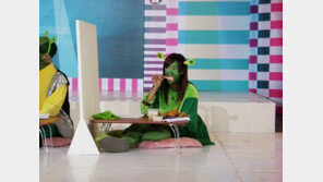 지나, 슈렉분장하고 치킨 ‘폭풍 흡입 중’