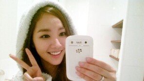 [스타 온라인] 박민영, 긴 머리 변신 기념 깜찍한 V 인증샷