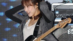 [포토] 김단비, 전설(?)의 베이스 기타