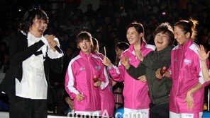 [포토] 김장훈, 열창했을 뿐인에…女선수들 대폭소