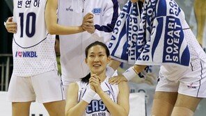 [포토] 박정은, 무릎 꿇고 감격 ‘이런 행운이~’