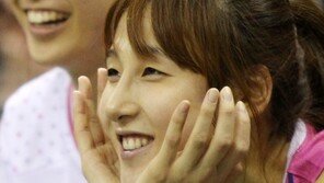 [포토] ‘이렇게 봐야~’ 김단비, 숨길 수 없는 소녀본능