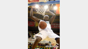 [포토] 벤슨 ‘이게 바로 덩크슛!’