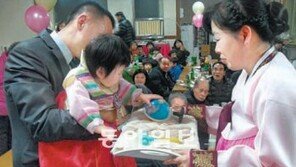[대구/경북]‘노인정 돌잔치’… “딸 아껴주신 어르신들에 보은”