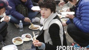 이시영, 길거리서 음식판 벌려…여배우 맞아?