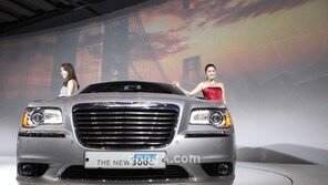 [포토] 육중한 그릴 화려한 디자인, 더 뉴 300C