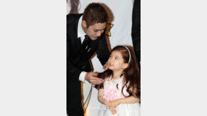 [포토] 엠블랙 승호 ‘우리 딸 로레 이리오렴’