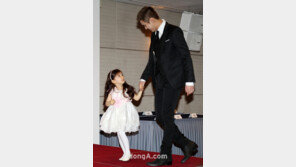 [포토] 승호, 딸 로렌과 입장 ‘아빠 미소’