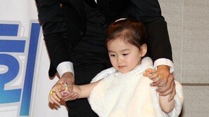 [포토] 지오, 꼬마 숙녀 에스코트 ‘열중’
