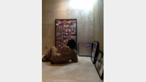 재중, 표범무늬 옷 입고 요염하게 누워…‘혼자놀기의 달인’