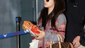 [포토] 소시 티파니, 다이어트 걱정無? ‘과자에 자꾸 손이가~’