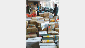 국회 의원회관에 쌓인 설 선물