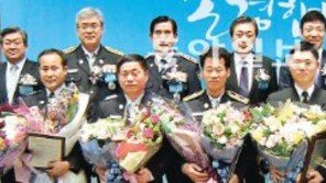 [제1회 ‘영예로운 제복賞’ 시상식]“아빠 제복이 자랑스러워요” 아들-딸 환호에 수상자들 눈시울