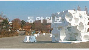 구멍 숭숭… 건축과 미술 ‘소통의 길’