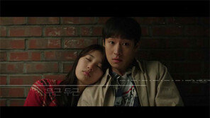 수지-이제훈, 풋풋한 키스신 공개