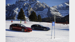 페라리 ‘FF’타고 스키코스 활강 짜릿