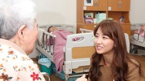 [연예 뉴스 스테이션] 박하선, 노인요양원에 내복 500벌 전달 ‘훈훈’