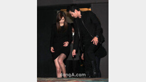 [포토] ‘매너손’ 박용우, 고아라 조심…‘세심한 배려’