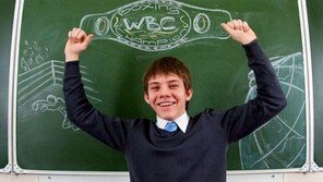 칠판 이용한 창의적인 졸업사진… “와우~ 아이디어 굿!”