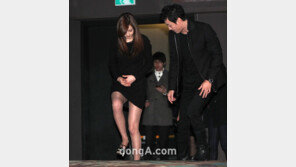 [포토] 친절한 용우씨 ‘아라, 계단 조심’