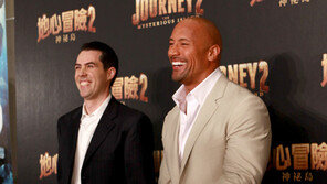 브래드 페이튼 감독 “드웨인 존슨, 100만달러 근육과 10억달러 미소 가졌다”