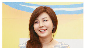 [더우먼동아 스타 뷰티] 30대 뷰티 아이콘 김하늘의 홈케어 팁 “칙칙해진 피부를 위한 필링 마사지 & 비타민 섭취”