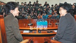 박근혜-한명숙, 웃음 뒤 긴장감 흐른 ‘10분’