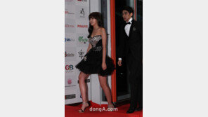 [포토] 모델 김건희, 한껏 모은 가슴골 ‘과감한 노출’