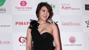 [포토] 레이싱걸 이현진, 너무 모았나? 한쪽으로 쏠려