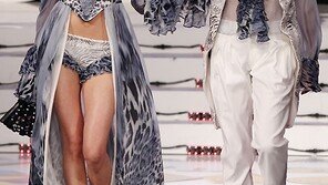 [포토] 등장부터 쇼킹!…‘란제리쇼’ 방불케한 커플 워킹