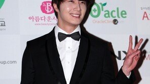 [포토] 정일우, 살인미소+깜찍V…‘마성의 매력’ 폴폴~