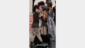 [포토] 모델들, 가면무도회 온듯한 사교댄스 ‘눈길’