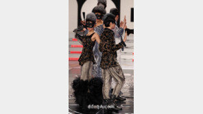 [포토] 모델들의 커플댄스, 중세 가면무도회 연출