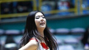 [포토] 치어리더, 치마 살짝 올리니~