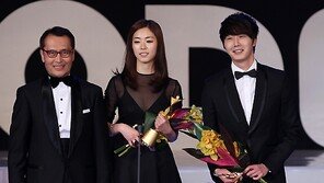 [포토] 이연희-정일우, 나란히 패셔니스타상 수상