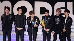 [포토] 비스트, 이젠 가요계 넘어… 인기가수상 수상