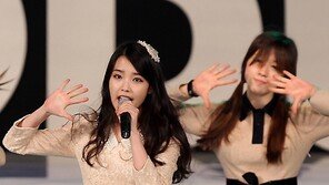 [포토] 아이유, 안무 실수? 백댄서는 쩍벌중인데…