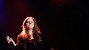 팝스타 아델 “내 남자친구가 유부남? 4년 전 이혼했다” 루머 부인