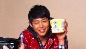 박유천, 얼굴크기 인증 “컵라면에게도 굴욕감 선사!”