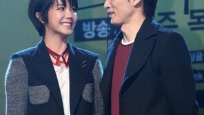 [포토] 김옥빈, 남친과 한 무대에…‘입찢어졌네’