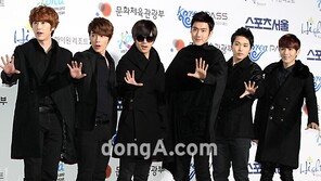 [포토] ‘서울가요대상’ 슈주, 특유의 인사법 ‘슈퍼주니~어에요!’