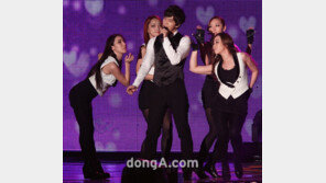 [포토] ‘서울가요대상’ 이승기, 女댄서들에 둘러싸여…팬들 ‘질투나!’