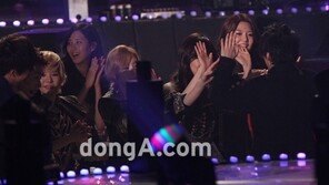 [포토] 소녀시대, 슈퍼주니어 서울가요대상에 ‘기립 축하’