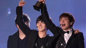 [포토] ‘서울가요대상’ 슈퍼주니어 이특 , 대상 트로피 번쩍!