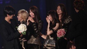 [포토] ‘서울가요대상’ 소녀시대, 슈퍼주니어가 꽃다발 주자 ‘행복해!’