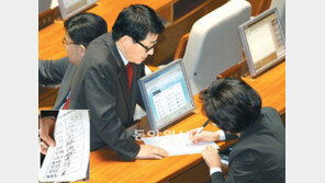 “숟가락 얹은 사람들이 탈당 요구”… 친이, 쌓였던 불만 폭발