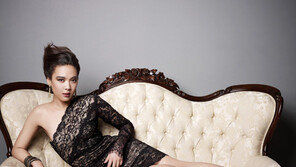 소울 디바 ‘윤미래’, 섹시 시스루로 매력 발산