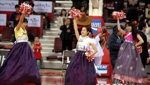 [포토] 치어리더, 아리따운 한복 차려입고 ‘열띤 응원’