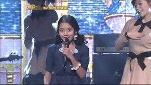 아이유, 아역 배우 정다빈에 ‘엄마 미소’