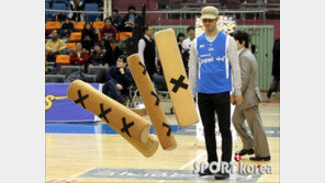 [포토] 차승원, 윷놀이 실력은?